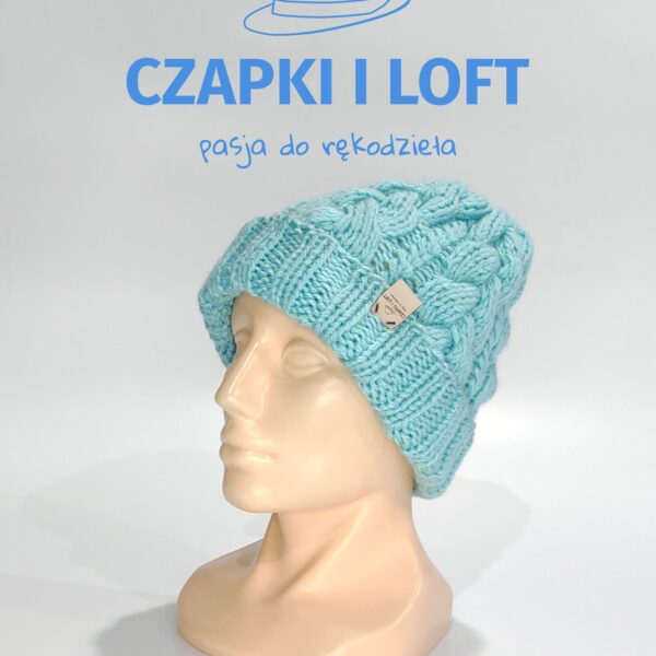 Czapka robiona na drutach, elegancko ręcznie wykonana, dostępna na Czapki i Loft. Unikalny design i najwyższa jakość dla Twojego stylu. Odkryj nasze unikatowe czapki na www.czapkiiloft.pl!