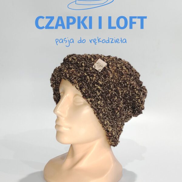 Czapka na drutach z ekskluzywnej kolekcji Czapki i Loft. Unikalny wzór i precyzyjne wykonanie gwarantują stylowy i komfortowy look. Odkryj nasze wyjątkowe czapki na www.czapkiiloft.pl - Twoim źródle modowej doskonałości!
