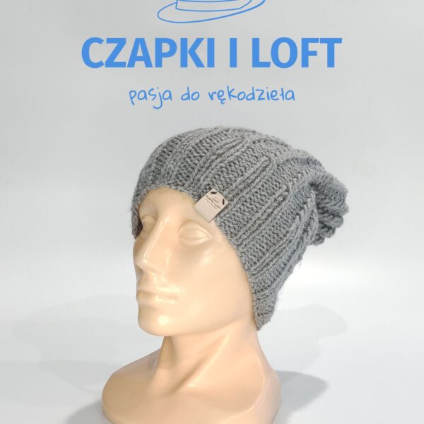 Czapka na drutach z ekskluzywnej kolekcji Czapki i Loft. Unikalny wzór i precyzyjne wykonanie gwarantują stylowy i komfortowy look. Odkryj nasze wyjątkowe czapki na www.czapkiiloft.pl - Twoim źródle modowej doskonałości!