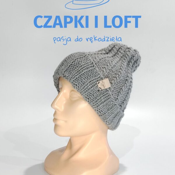 Czapka na drutach z ekskluzywnej kolekcji Czapki i Loft. Unikalny wzór i precyzyjne wykonanie gwarantują stylowy i komfortowy look. Odkryj nasze wyjątkowe czapki na www.czapkiiloft.pl - Twoim źródle modowej doskonałości!