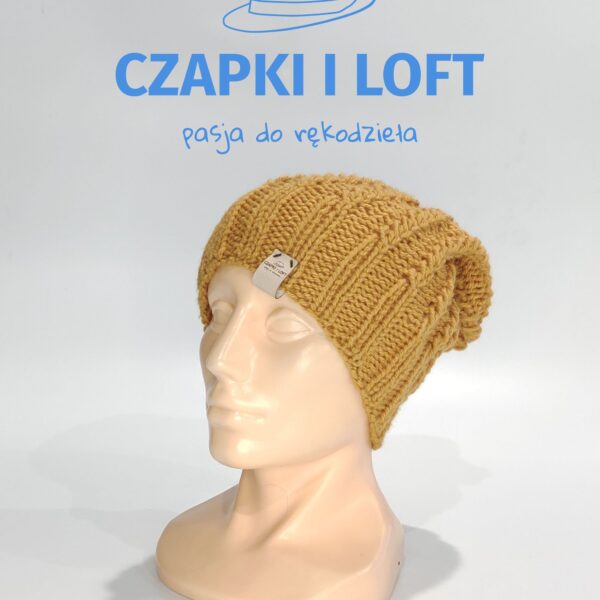 Czapka robiona na drutach z ekskluzywnej kolekcji Czapki i Loft. Ręcznie wykonana z dbałością o detale, zapewniając nie tylko ciepło, ale także niepowtarzalny styl. Odkryj unikatowe wzory na www.czapkiiloft.pl i podkreśl swój indywidualny look.