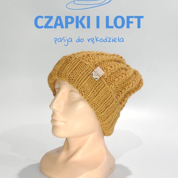 Czapka robiona na drutach z ekskluzywnej kolekcji Czapki i Loft. Ręcznie wykonana z dbałością o detale, zapewniając nie tylko ciepło, ale także niepowtarzalny styl. Odkryj unikatowe wzory na www.czapkiiloft.pl i podkreśl swój indywidualny look.