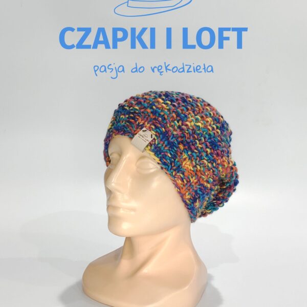 Czapka robiona na drutach z ekskluzywnej kolekcji Czapki i Loft. Ręcznie wykonana z dbałością o detale, zapewniając nie tylko ciepło, ale także niepowtarzalny styl. Odkryj unikatowe wzory na www.czapkiiloft.pl i podkreśl swój indywidualny look.