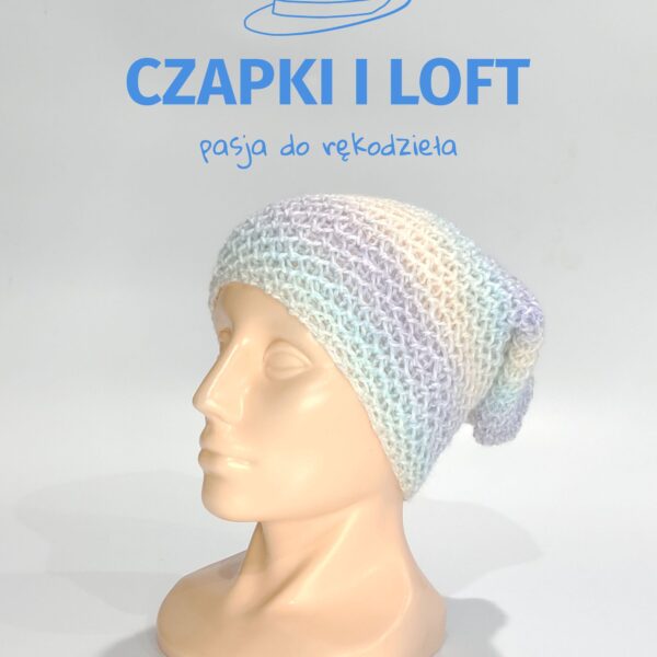 Czapka robiona na drutach z ekskluzywnej kolekcji Czapki i Loft. Ręcznie wykonana z dbałością o detale, zapewniając nie tylko ciepło, ale także niepowtarzalny styl. Odkryj unikatowe wzory na www.czapkiiloft.pl i podkreśl swój indywidualny look.