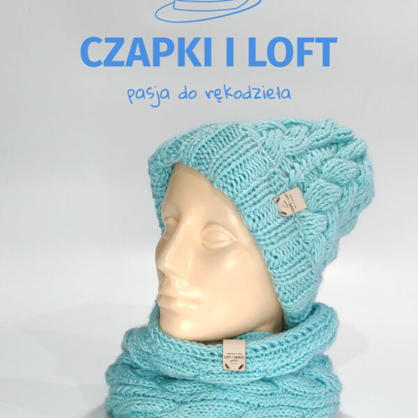 Czapka z kominem ręcznie robiona na drutach z ekskluzywnej kolekcji Czapki i Loft. Unikalny design i staranne wykonanie zapewniają nie tylko ciepło, ale także modny akcent do Twojej zimowej garderoby. Odkryj styl i komfort na www.czapkiiloft.pl.