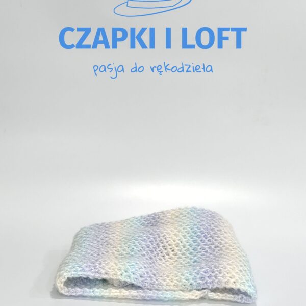 Czapka z kominem ręcznie robiona na drutach z ekskluzywnej kolekcji Czapki i Loft. Unikalny design i staranne wykonanie zapewniają nie tylko ciepło, ale także modny akcent do Twojej zimowej garderoby. Odkryj styl i komfort na www.czapkiiloft.pl.