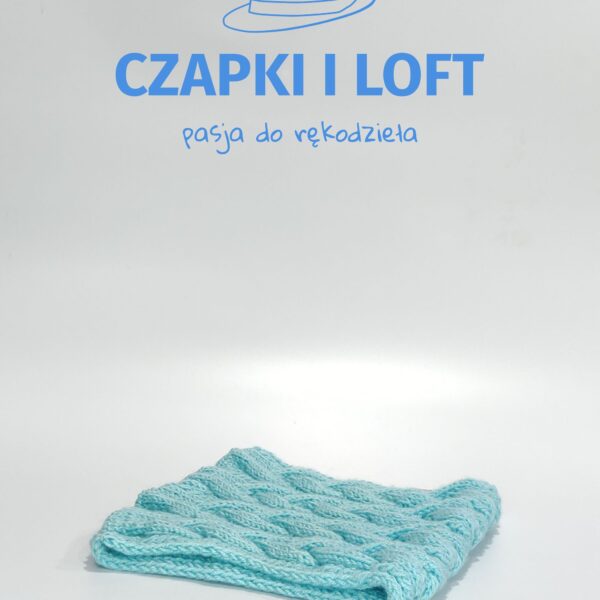 Czapka z kominem ręcznie robiona na drutach z ekskluzywnej kolekcji Czapki i Loft. Unikalny design i staranne wykonanie zapewniają nie tylko ciepło, ale także modny akcent do Twojej zimowej garderoby. Odkryj styl i komfort na www.czapkiiloft.pl.