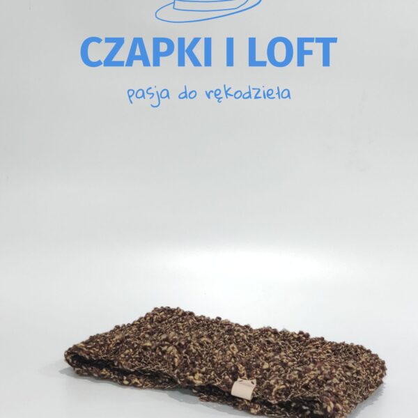 Czapka z kominem ręcznie robiona na drutach z ekskluzywnej kolekcji Czapki i Loft. Unikalny design i staranne wykonanie zapewniają nie tylko ciepło, ale także modny akcent do Twojej zimowej garderoby. Odkryj styl i komfort na www.czapkiiloft.pl.