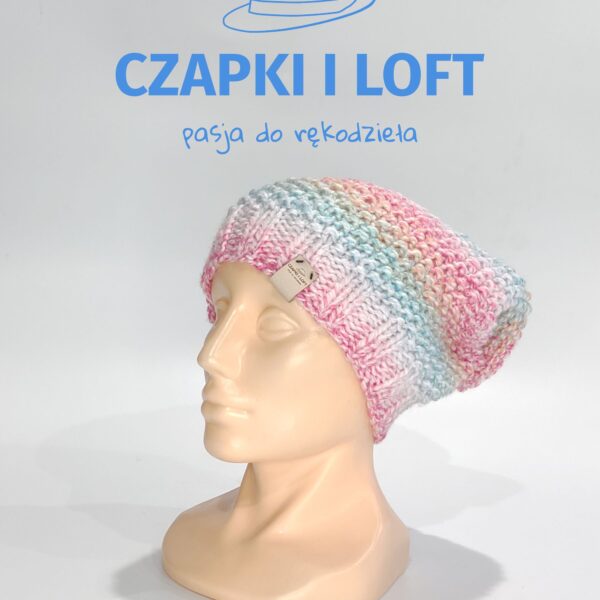 Ręcznie wykonana czapka na drutach, dostępna tylko na www.czapkiiloft.pl. Nasze unikalne wzory i staranność w wykonaniu sprawią, że poczujesz się modnie i komfortowo w chłodniejsze dni. Odkryj naszą kolekcję ręcznie robionych czapek i wybierz styl, który podkreśli Twój indywidualny charakter. W cieple i stylu, tylko z Czapki i Loft.
