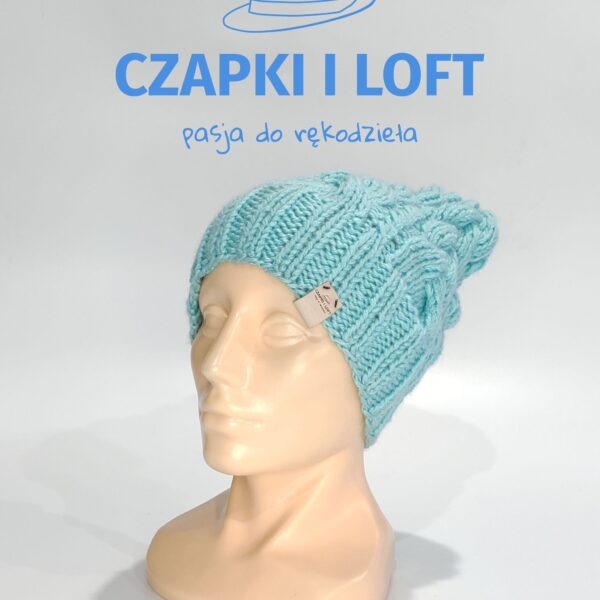 Ręcznie wykonana czapka na drutach, dostępna tylko na www.czapkiiloft.pl. Nasze unikalne wzory i staranność w wykonaniu sprawią, że poczujesz się modnie i komfortowo w chłodniejsze dni. Odkryj naszą kolekcję ręcznie robionych czapek i wybierz styl, który podkreśli Twój indywidualny charakter. W cieple i stylu, tylko z Czapki i Loft.